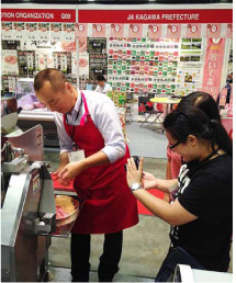 シンガポール Oishii JAPAN 2014 ミートスライサー ヘルメスS でのスライスと、スライス肉の盛り付けの実演